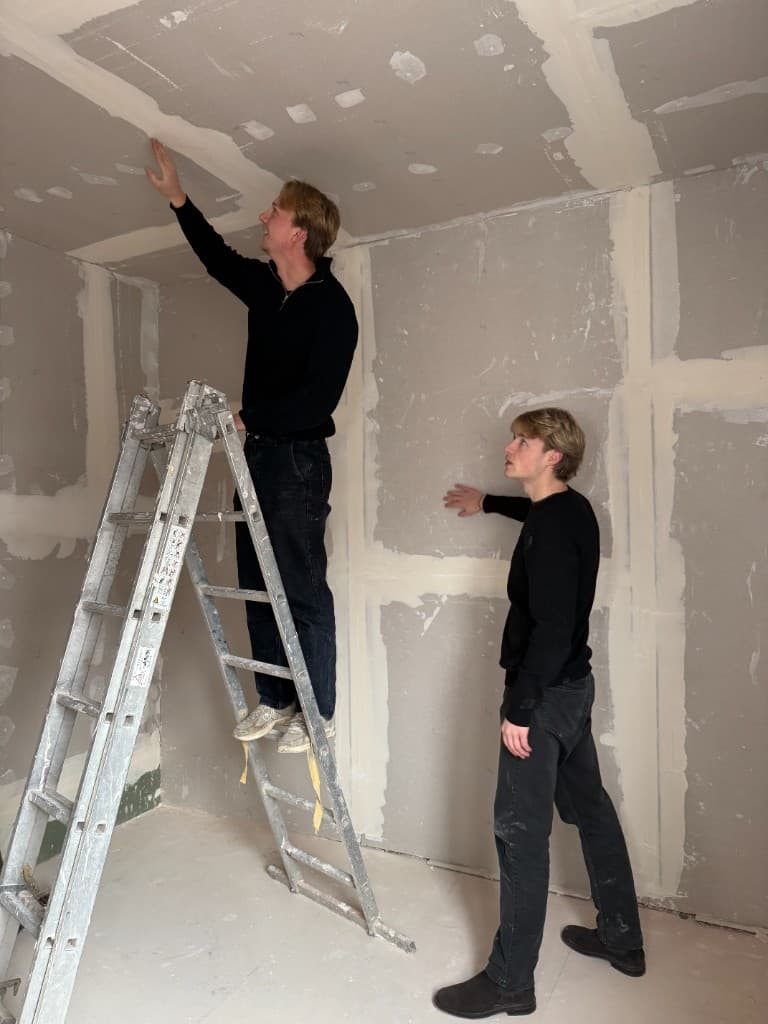 Umbau – Treppe und gelbe Tür